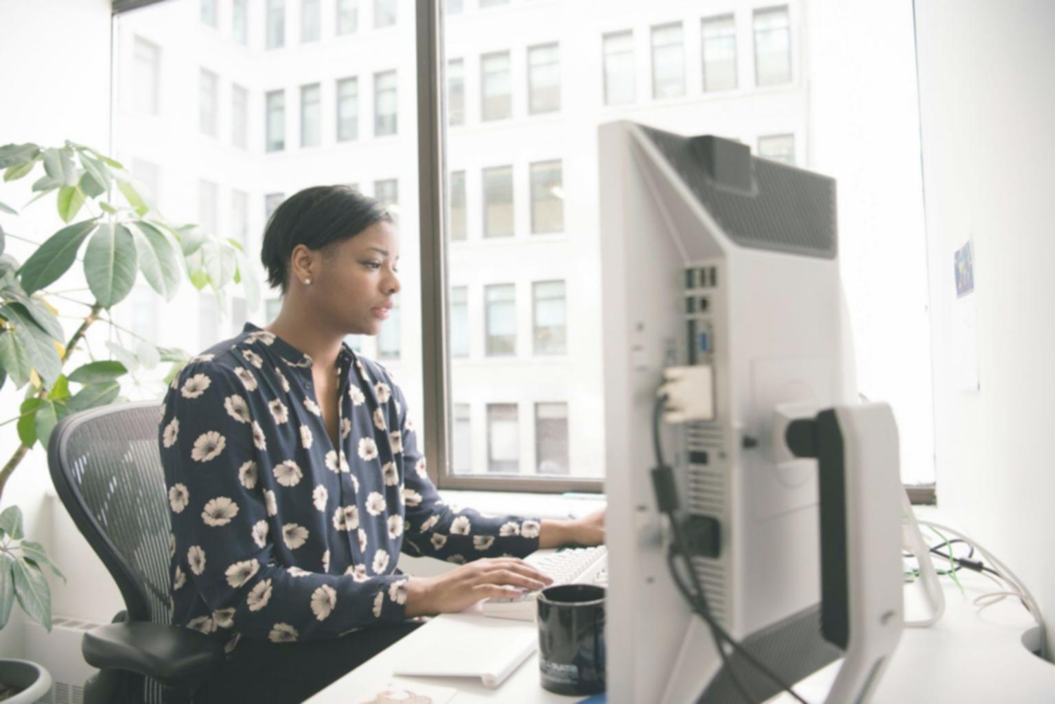 Persona utilizando herramientas de control financiero digital